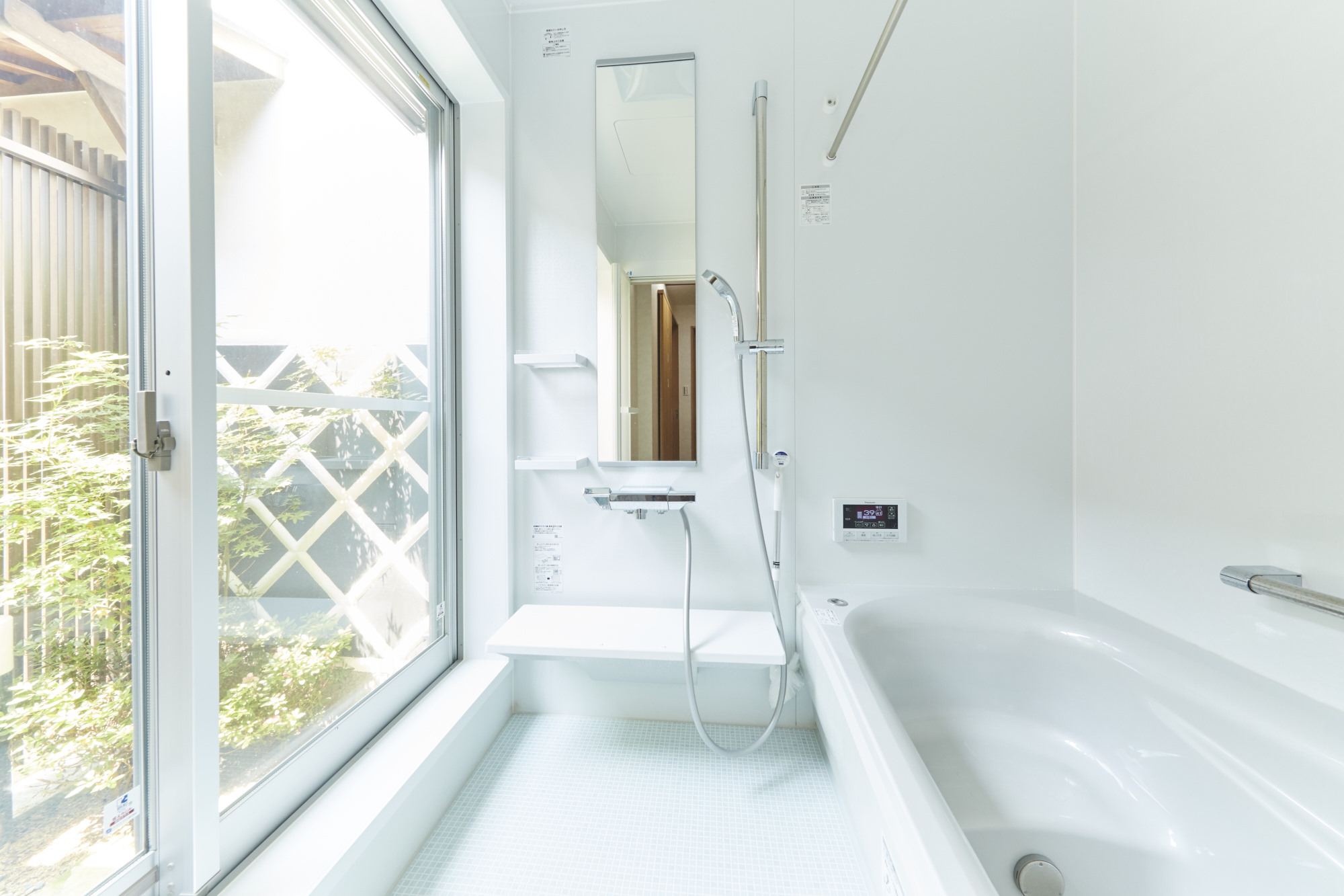 坪庭を眺めながらのバスタイム♪