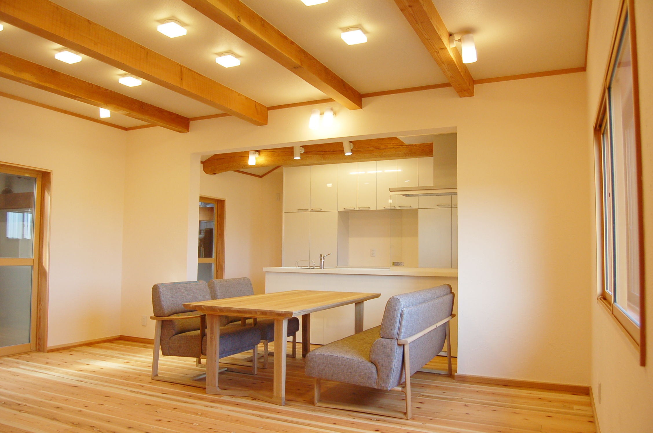 無垢材と照明が素敵にマッチング♪