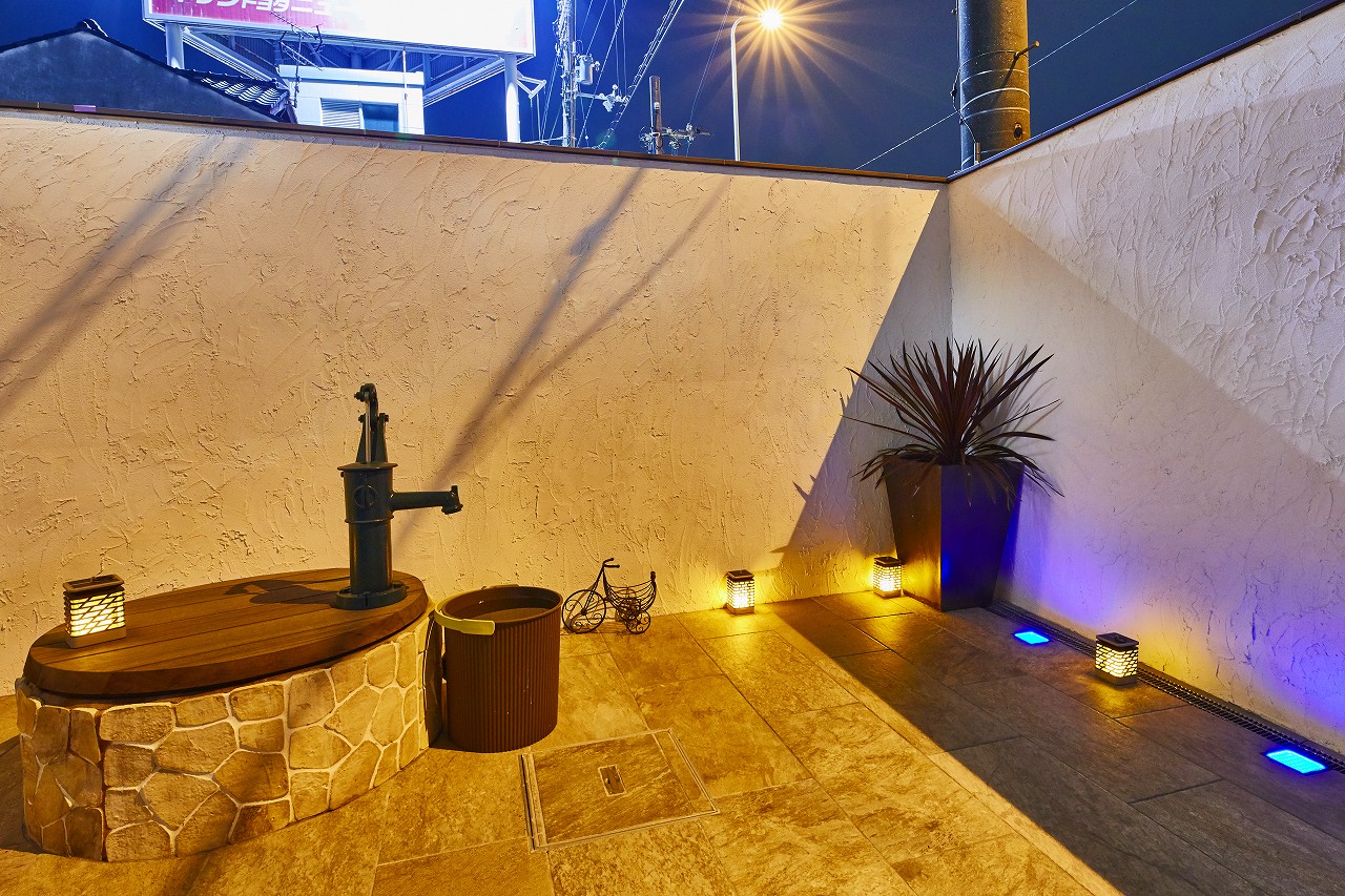 夜は照明が映える素敵なお庭に♪